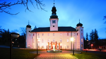 Noční pohled z parku na Zámecký hotel Třešť