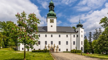 Noční pohled z parku na Zámecký hotel Třešť